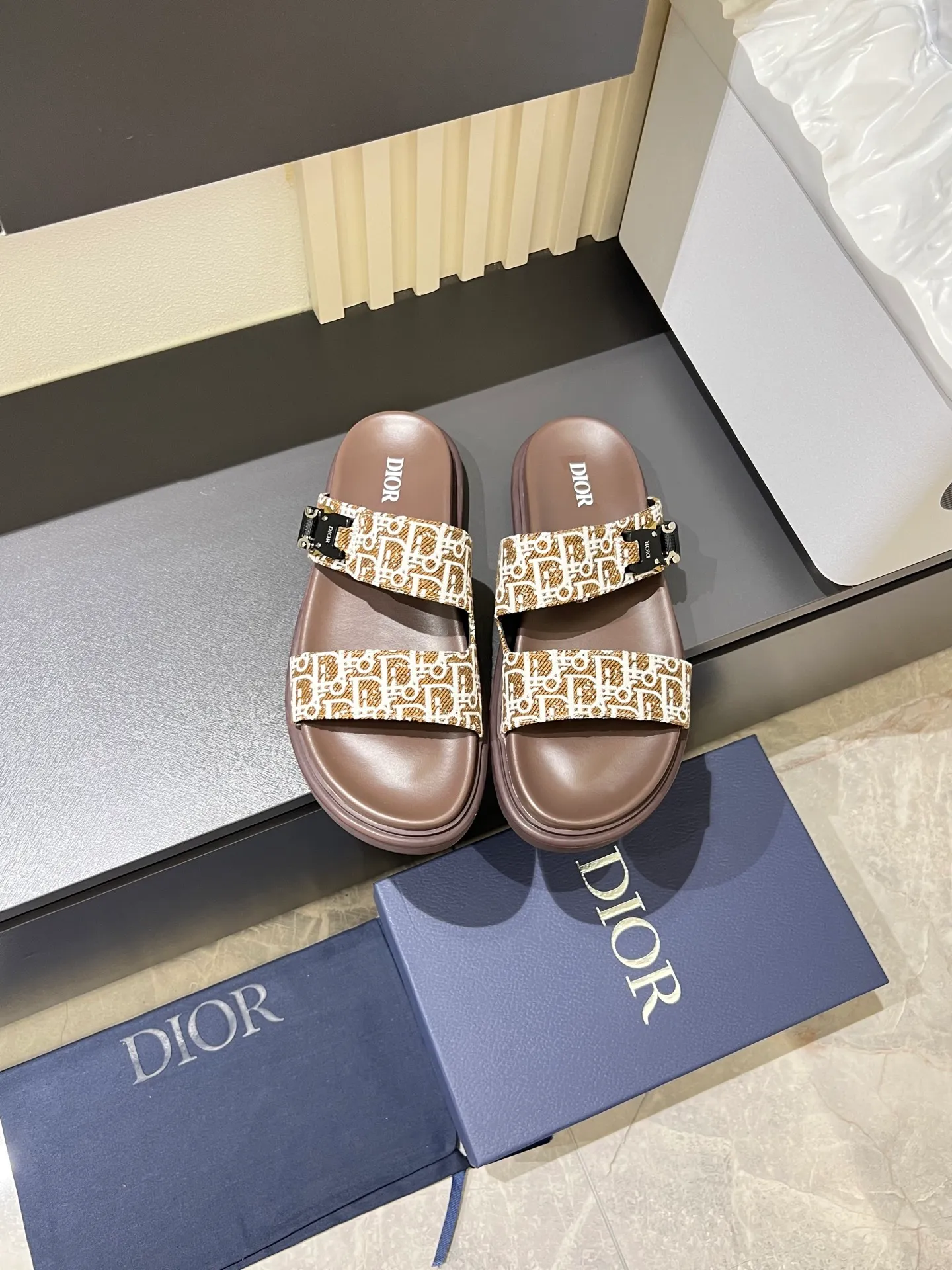 Men's Men's Shoes 💰p320 Dio* Men's Sandals Slippers. Showcasing Dior haute couture design. The Dior gray suede strap is accented with an aluminum Dior buckle for added style. Paired with a comfortable tonal notch sole, they pair easily with shorts or jeans for a sophisticated look. Main body: suede cow leather, technical fabric lining: cow leather, with adjustable straps, aluminum Dior buckle, Dior gray EVA insole, tonal notched rubber outsole splicing structure, size: 38-44 (customized at 45.46)